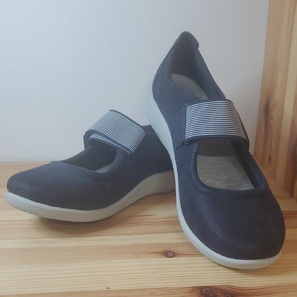 Women's Clarks Cloudsteppers Navy Slip-On Shoes JL766
